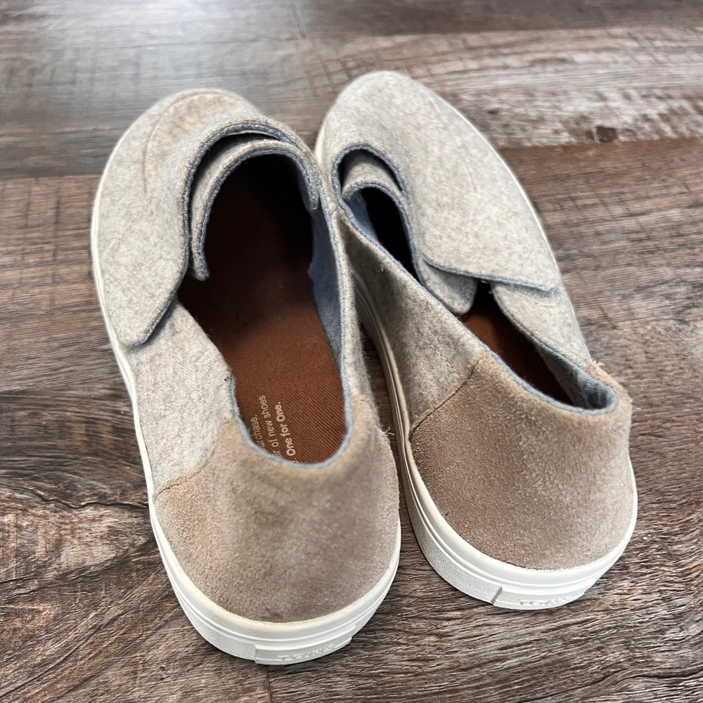 TOMS - Picture 2 of 3